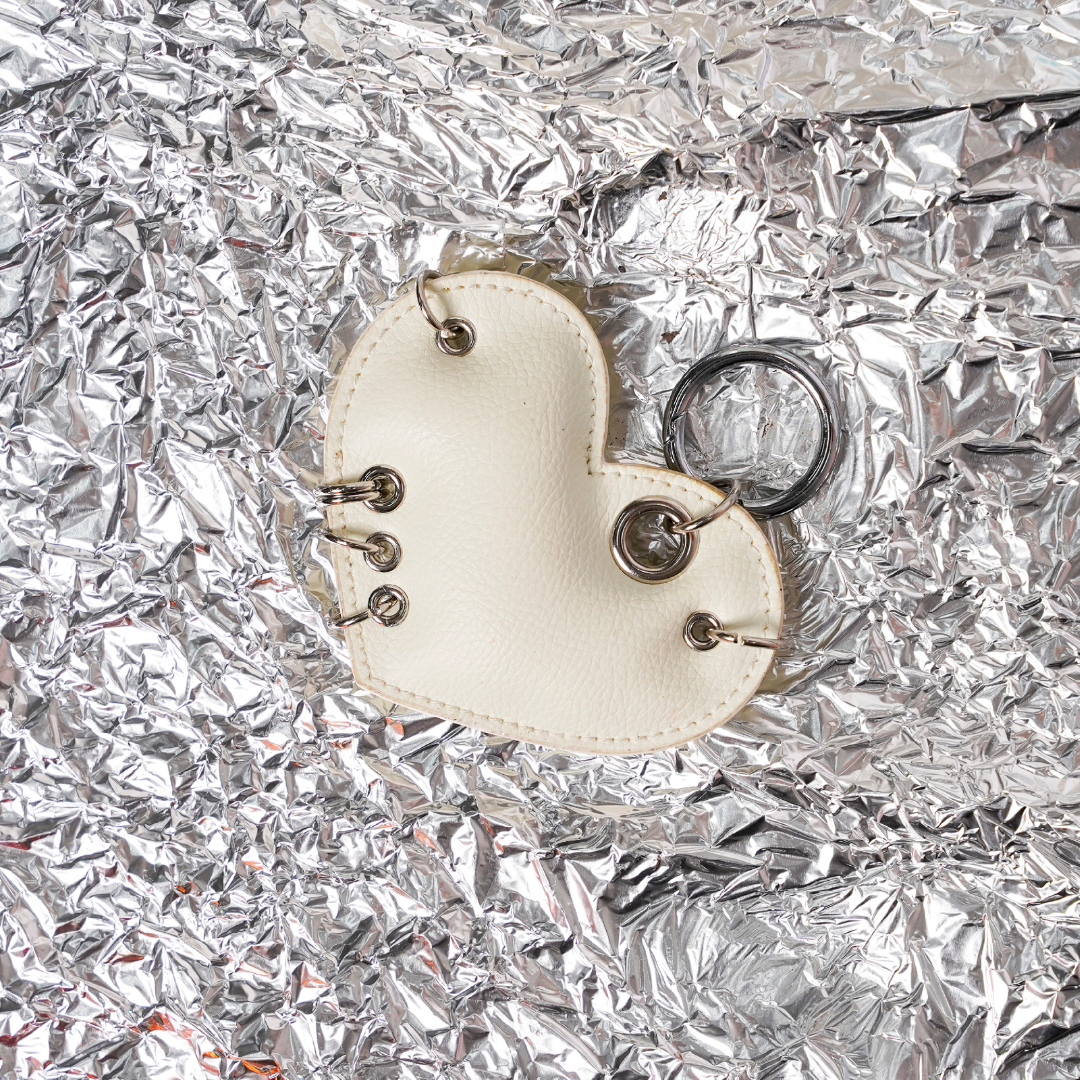 CHARM PHỤ KIỆN HOLE IN HEART - DẰM TRONG TIM