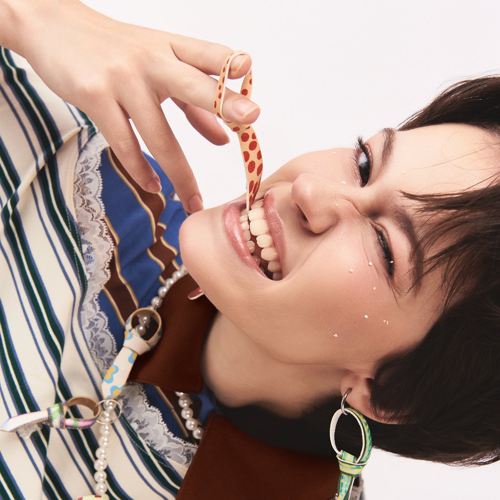 GIFT BOX - Mini C2-Pocket Hobo Tie Sand Beige x SET HEART IN HORSE KEY CHAIN