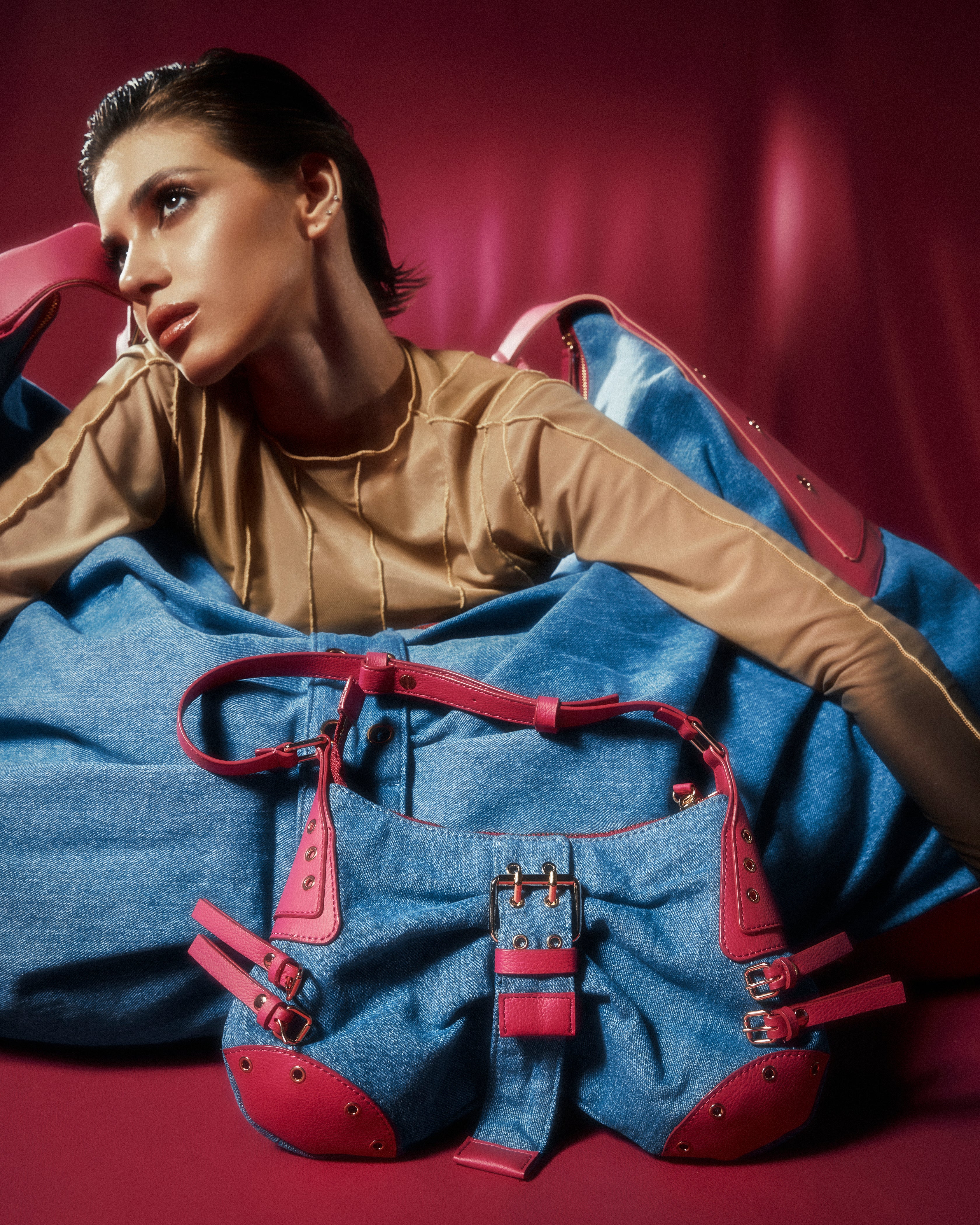 Túi xách BUTTERFLY màu denim phối đỏ đô